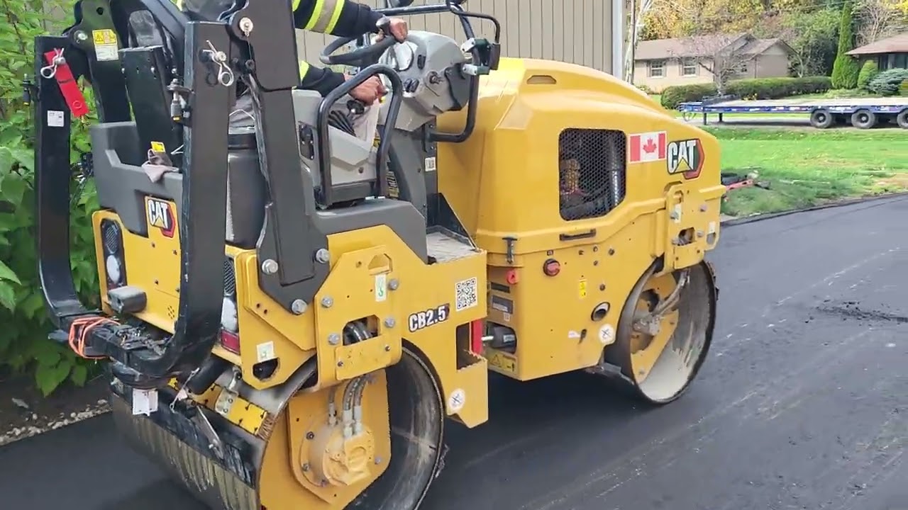Roller compacting fresh asphalt
